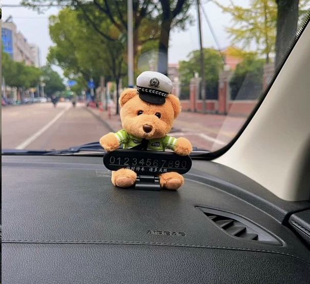 Игрушка на панель МИШКА плюшевый c парковочной табличкой-автовизиткой