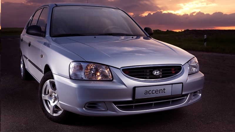 Стекло двери перед. Hyundai Accent лев.
