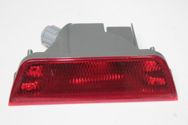 Катафот заднего бампера Nissan Almera с 2013 г. центр.