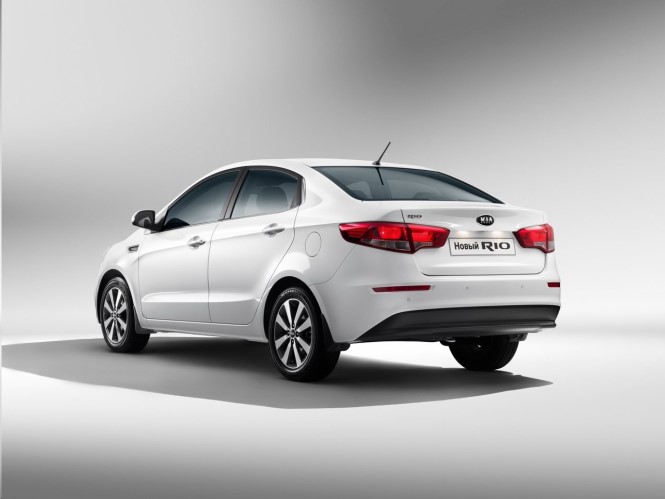 Стекло заднее Kia Rio III с обогревом (седан)