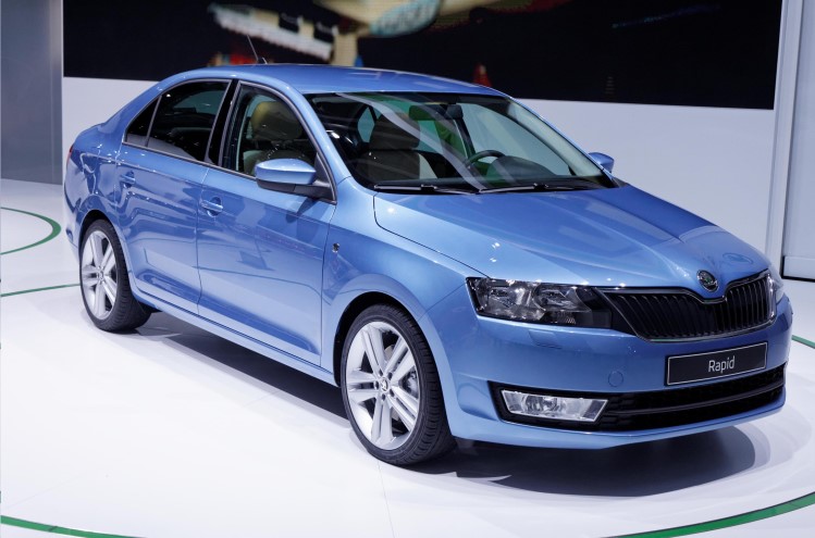 Стекло заднее Skoda Rapid с обогревом (без отверстия)