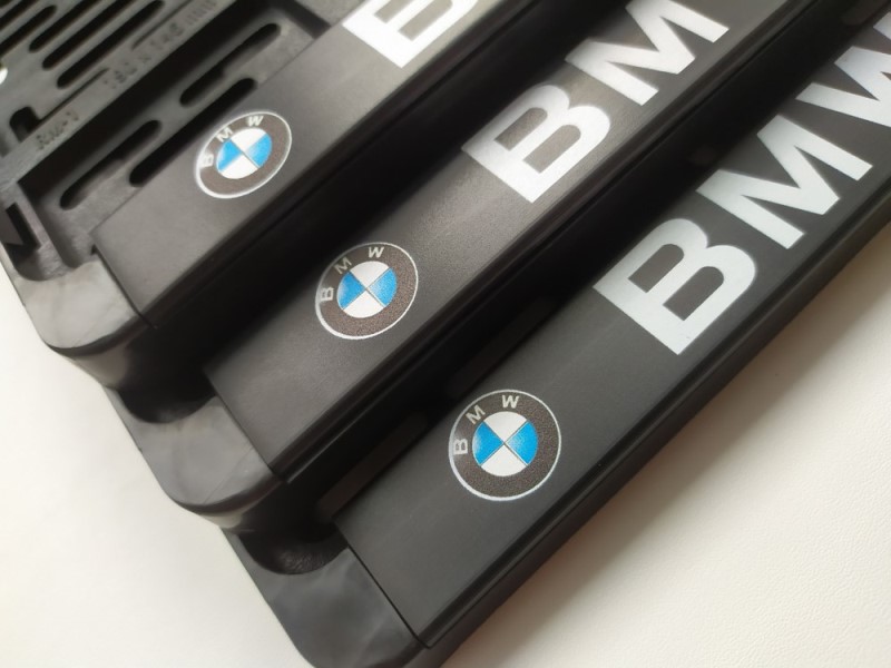 Рамка под номер с защелкой серебро  BMW  рельеф