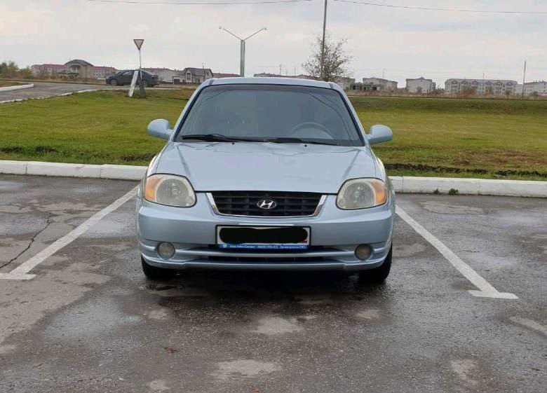 Стекло лобовое Hyundai Accent с полосой